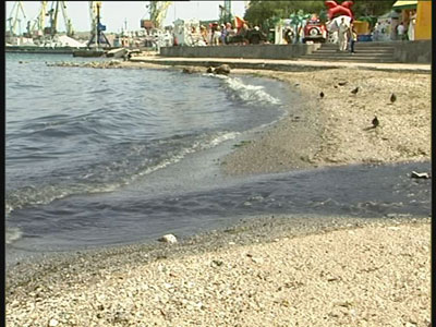 Район городской набережной. В море впадает стремительный поток из ливневки