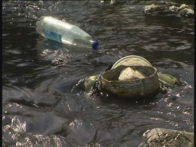 В воду попадает не только бытовой мусор